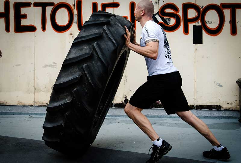crossfit tyre flipping exercise